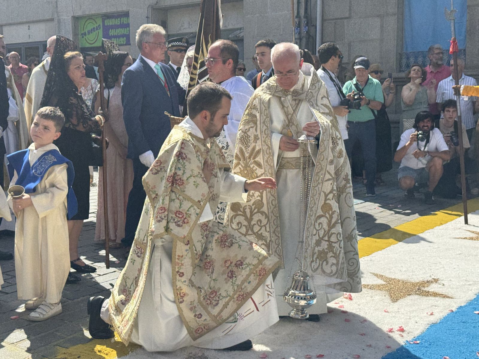 El sacerdote Félix Pérez (dcha. de la imagen) en la celebración del Corpus Christi de este año