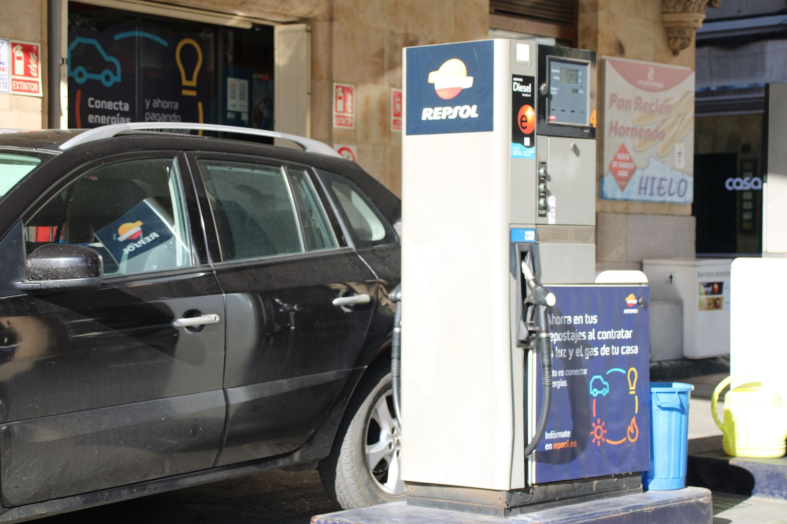 Coche echando gasoil en una gasolinera. Foto S24H Coche echando gasoil en una gasolinera. Foto S24H