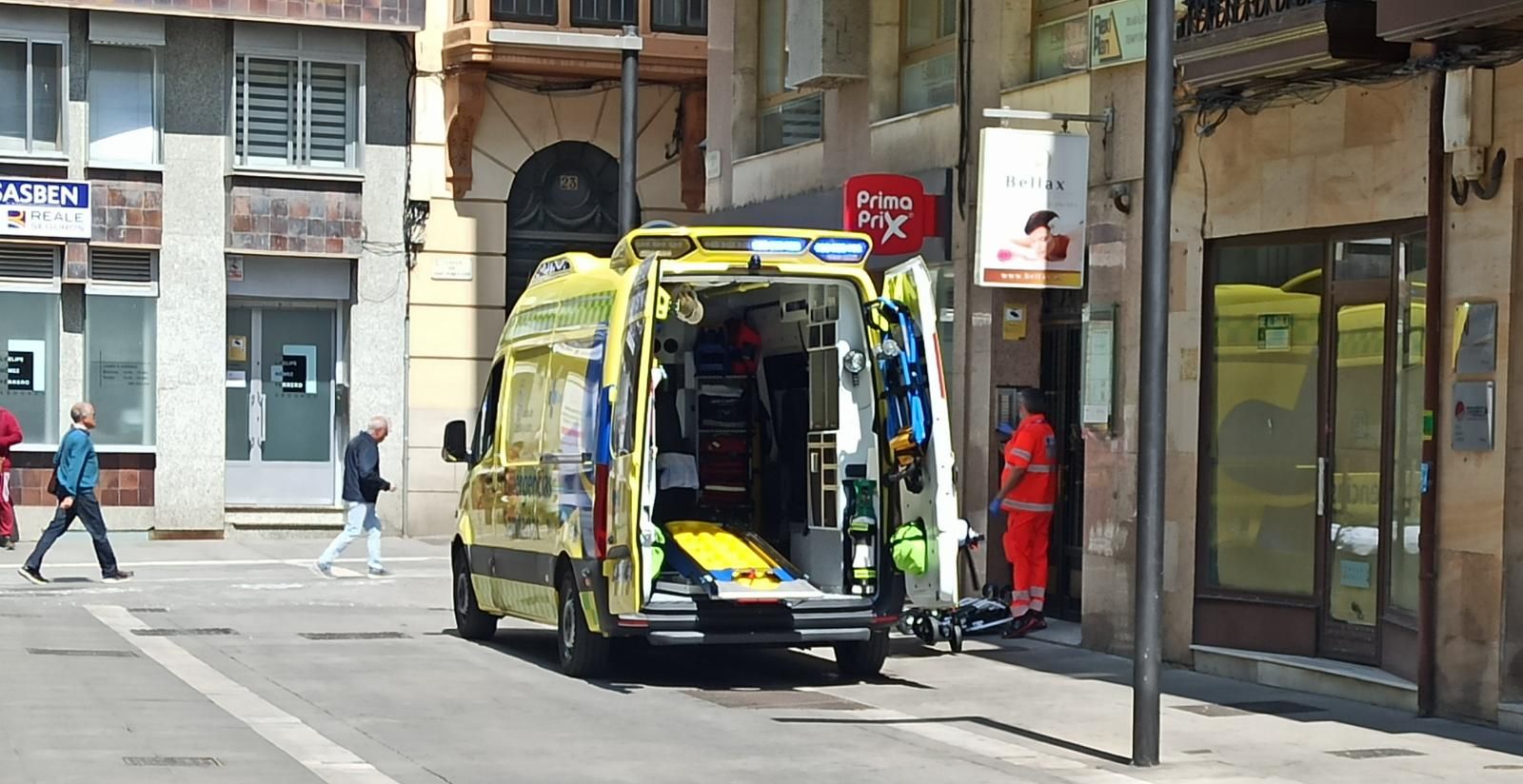 Imagen de una ambulancia de la calle Benavente en Zamora capital