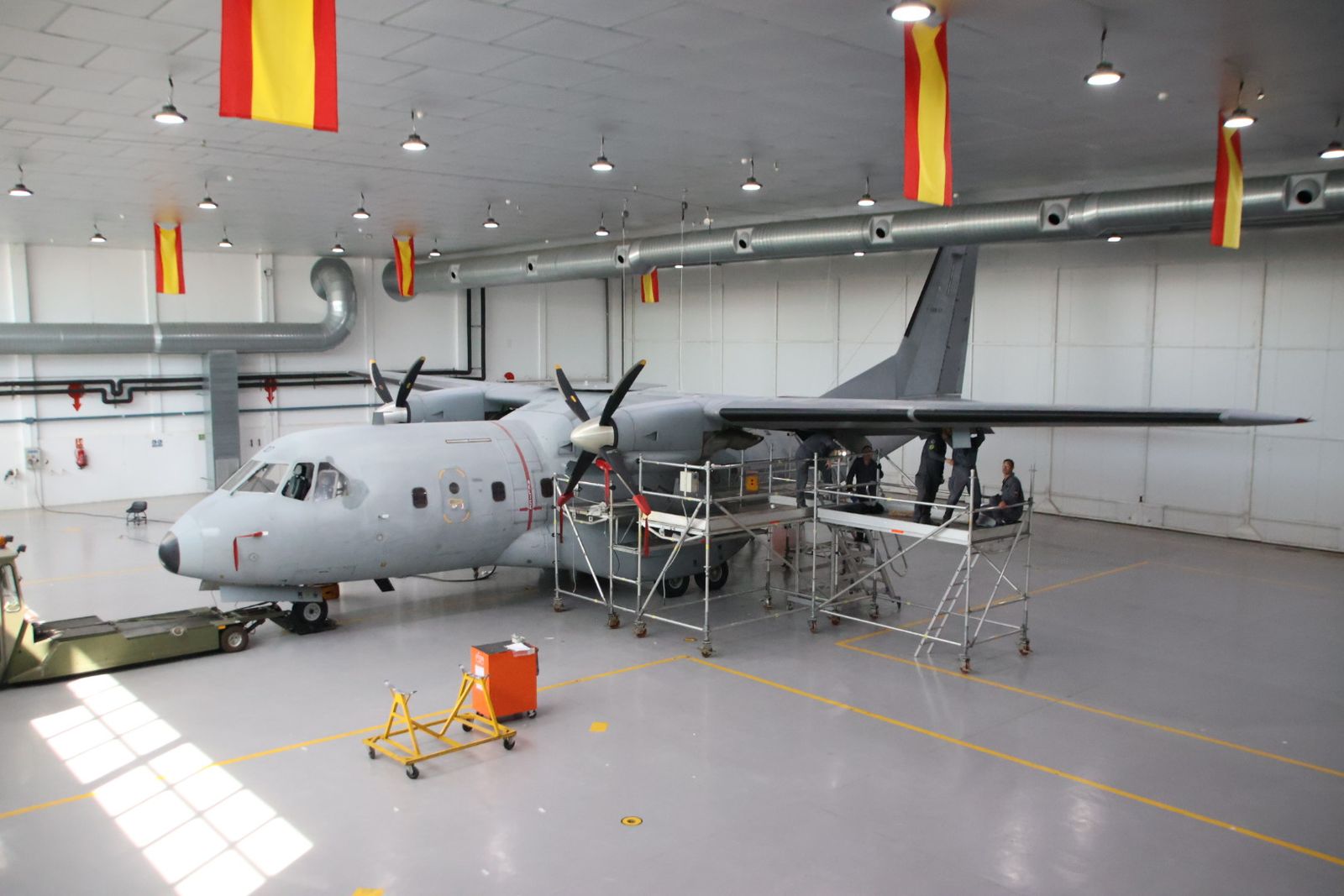 Reparación de un avión en la Base Aérea de Matacán