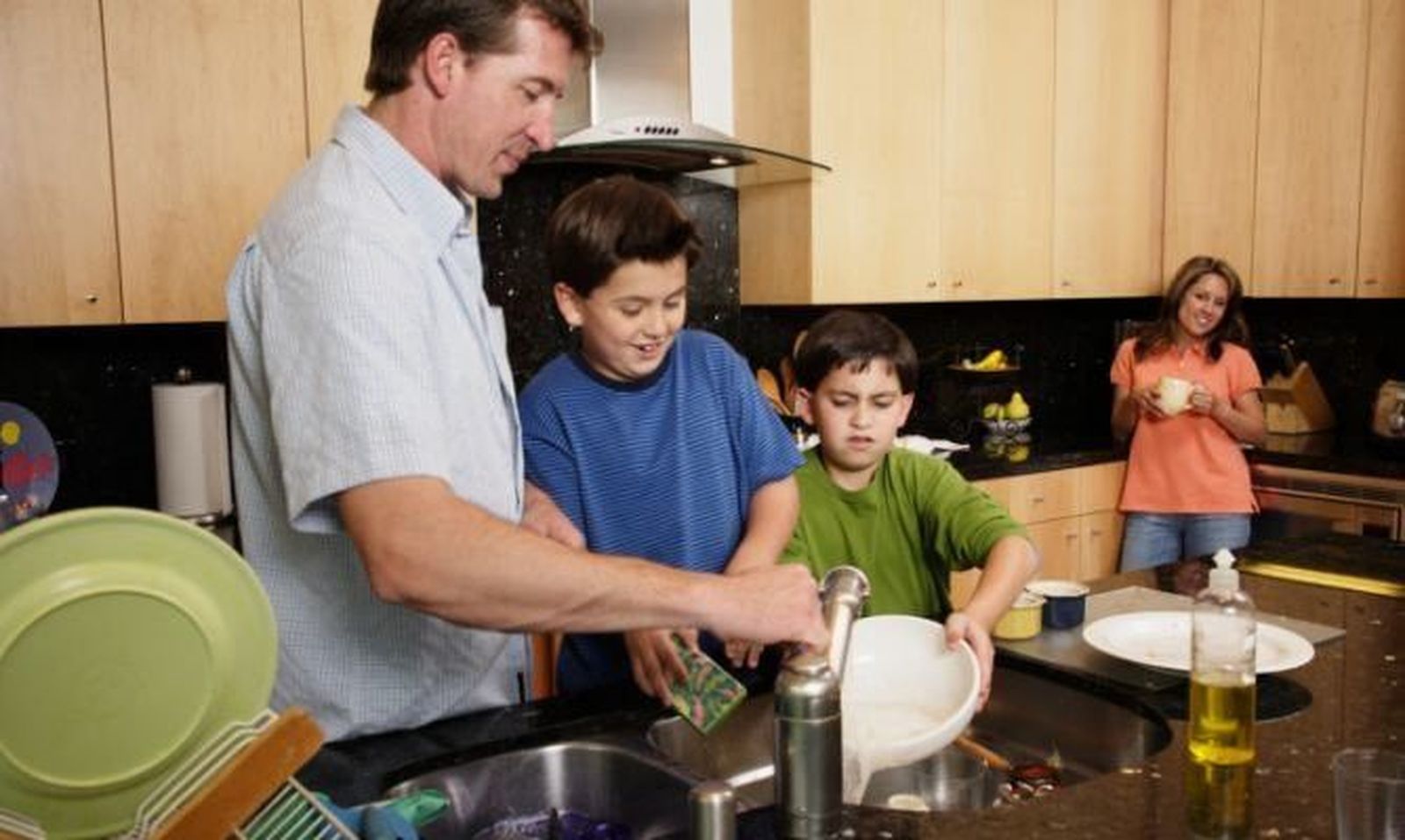 El 60% de los niños considera que las tareas de casa se reparten por igual entre papá y mamá