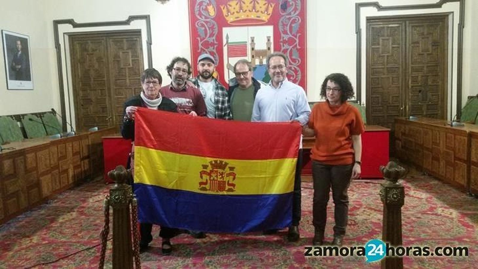 La entrega de una bandera republicana en el Salón de Plenos enciende la polémica en el Ayuntamiento