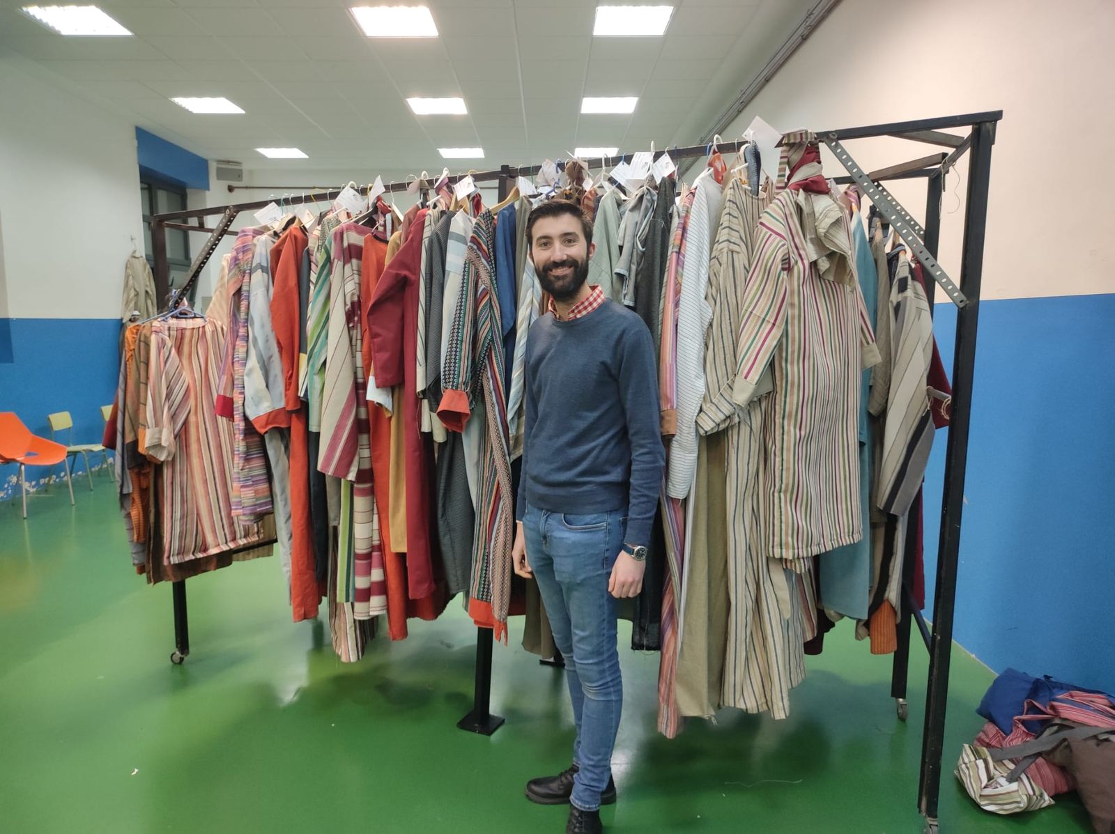 Antonio Rodríguez Rodríguez posa junto a los trajes de la Cabalgata de Reyes de Zamora