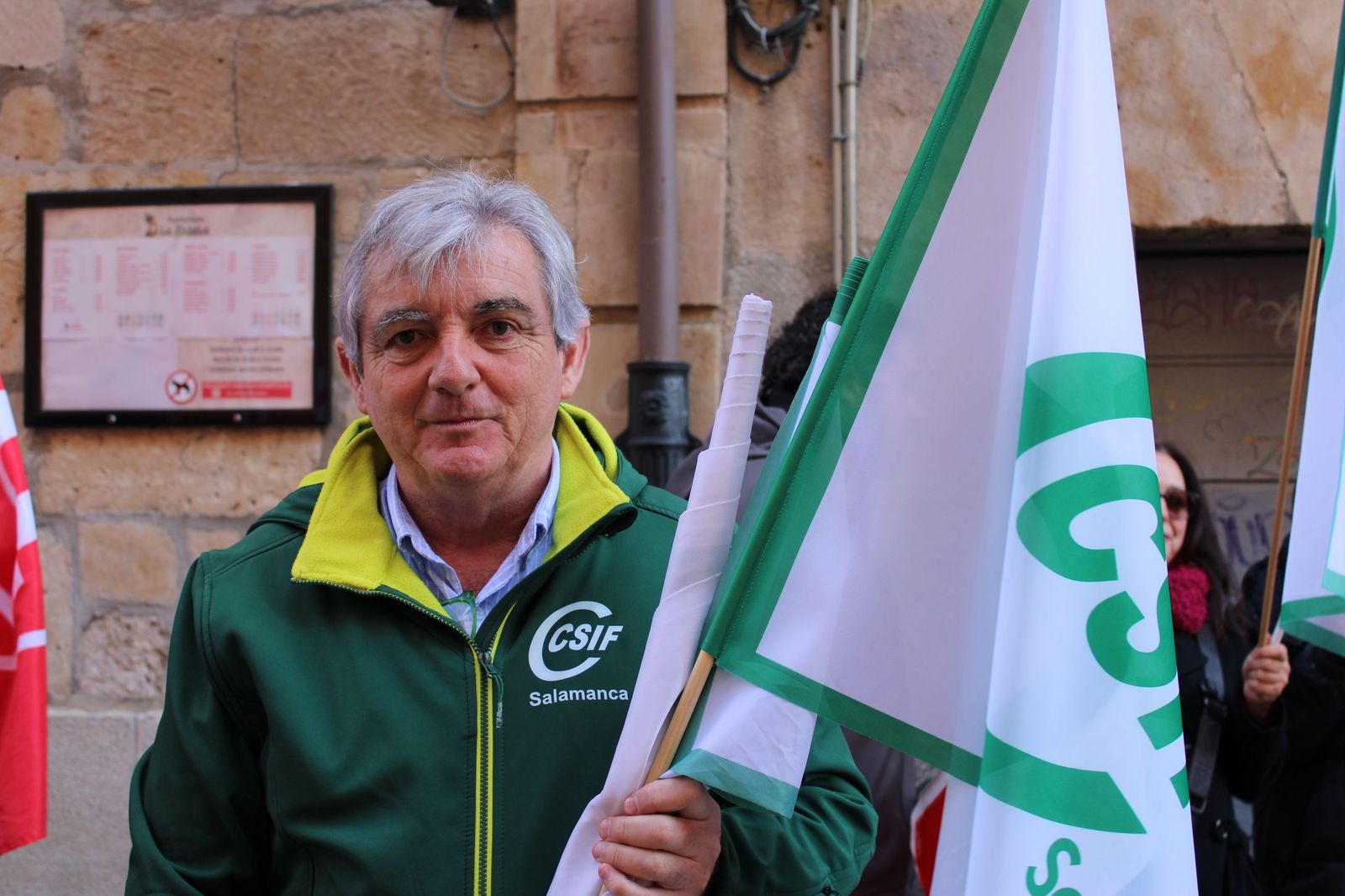 Los sindicatos se movilizan por tercera semana consecutiva para exigir un "salario digno" frente a la Diputación