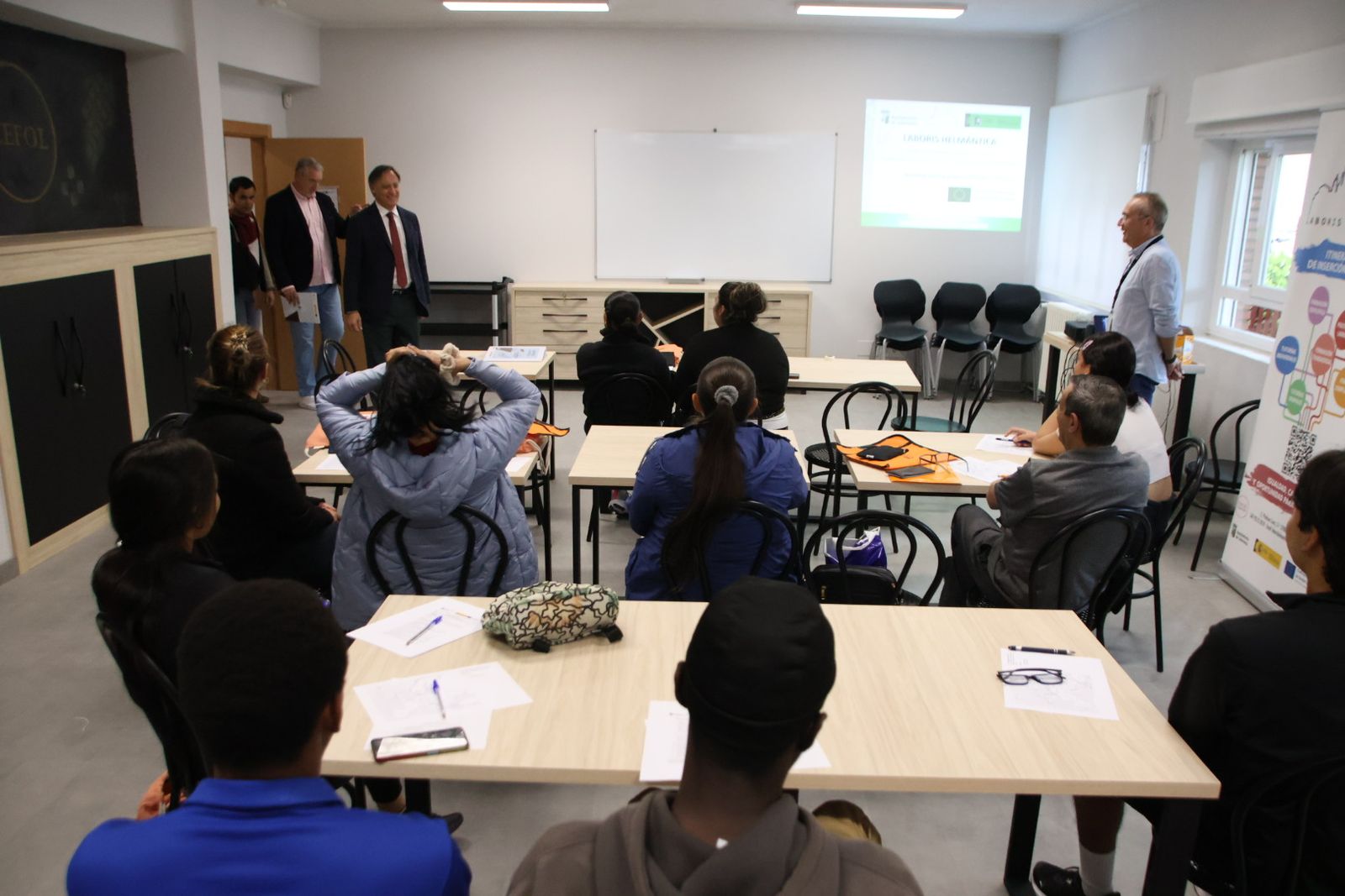 El alcalde de Salamanca, Carlos García Carbayo, visita la nueva acción formativa en hostelería del proyecto Laboris Helmántica