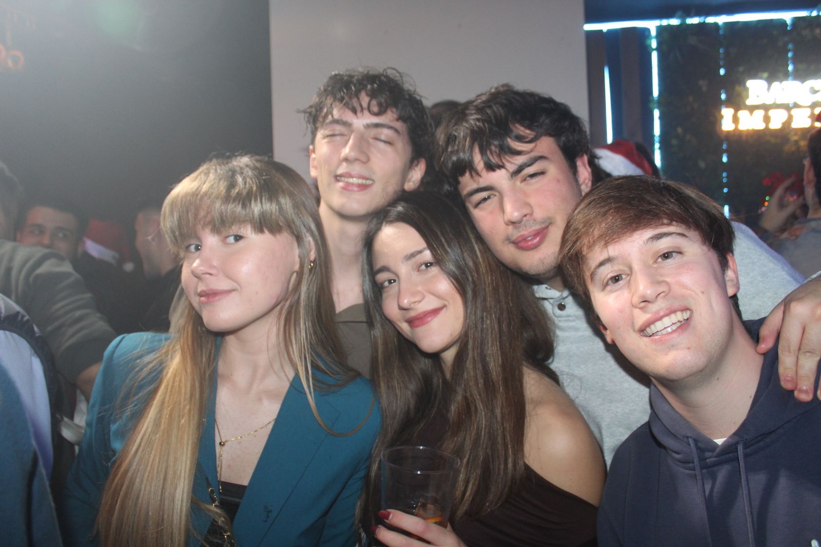 El Fin de Año Universitario continua por los bares de la capital del Tormes tras las doce campanadas