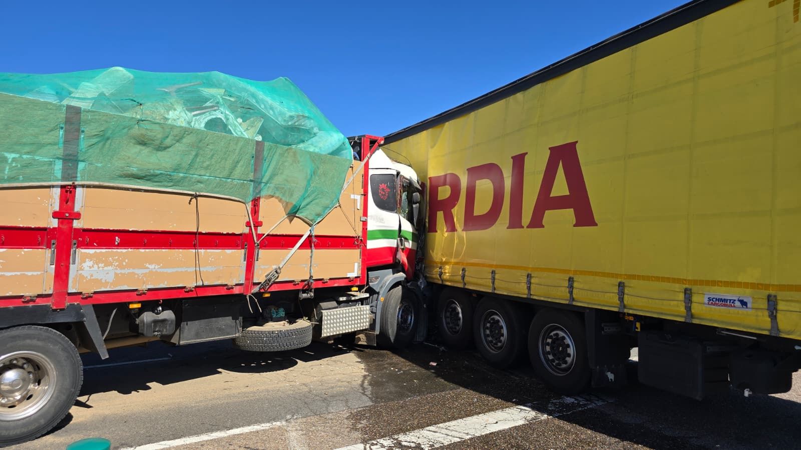 Accidente entre dos camiones en Robliza de Cojos