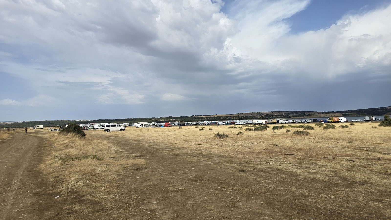 Últimas personas en abandonar la rave junto al embalse de Santa Teresa