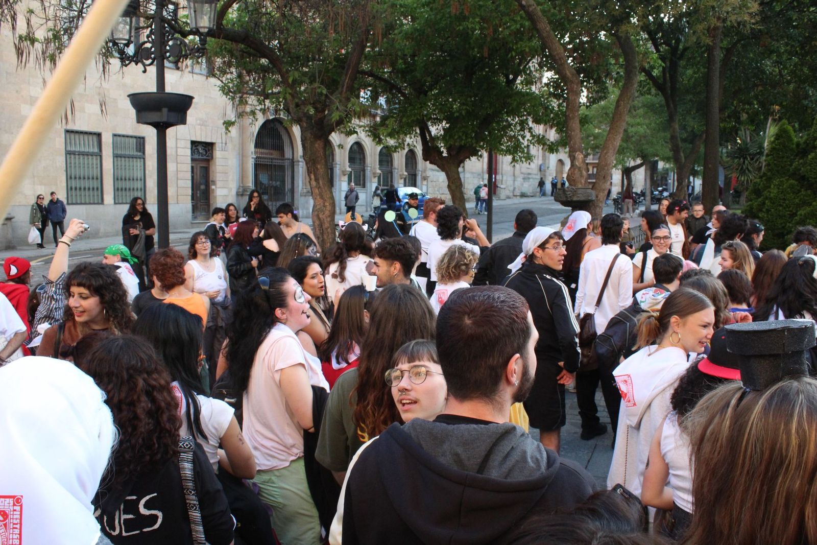 Los estudiantes de Bellas Artes llenan de color el centro de Salamanca en sus tradicionales fiestas