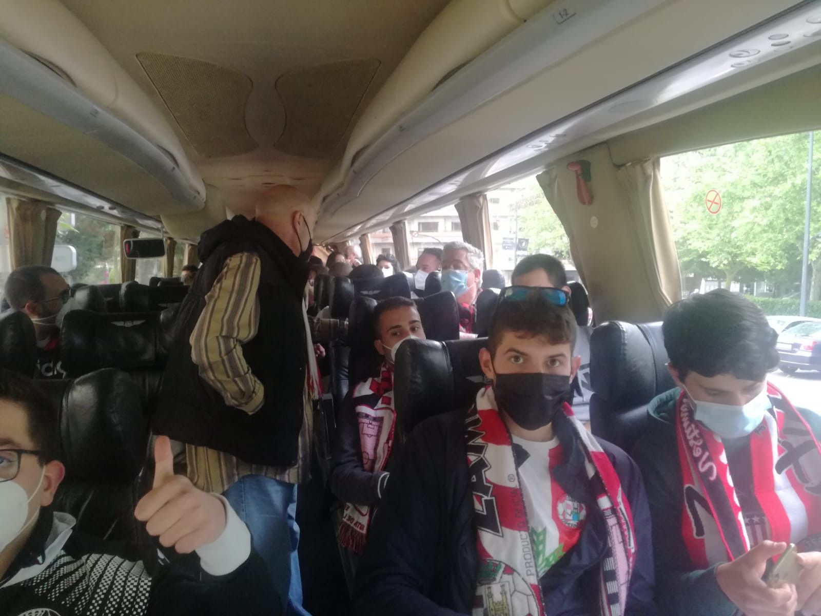 VÍDEO | La afición del Zamora ya calienta motores en los autobuses de camino a Almendralejo