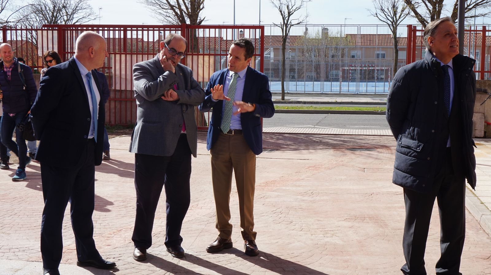 carlos-garcia-carbayo-y-el-presidente-de-air-institute-juan-manuel-corchado-firman-el-acuerdo-de-cesion-del-centro-de-iot-e-inteligencia-artificia-11