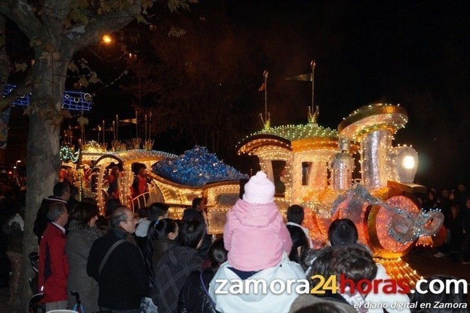 Medio millar de personas, seis carrozas y toneladas de caramelos sin gluten, para la Cabalgata de mañana