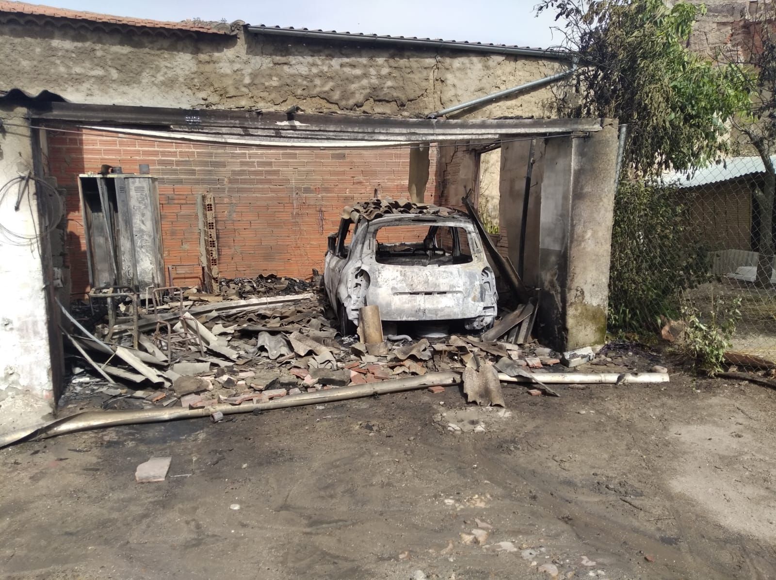 Estado en el que ha quedado el vehículo incendiado en Cantalapiedra