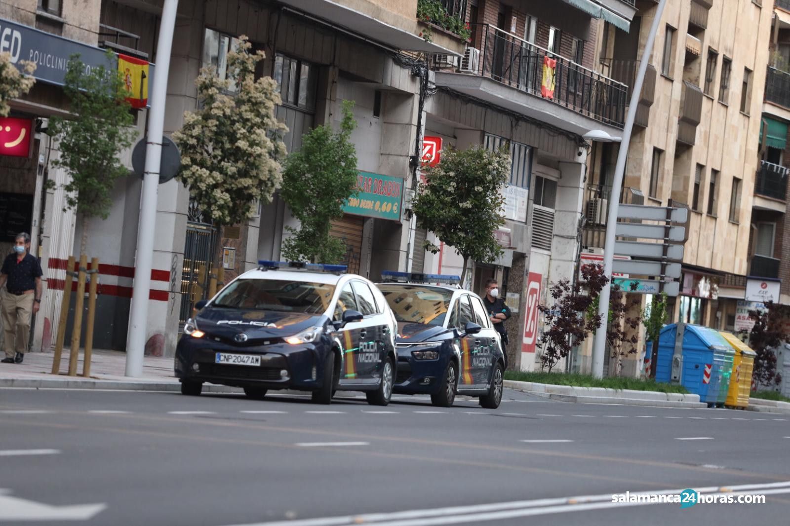 Imagen de archivo de coches de la Policía Nacional en el paseo de Canalejas