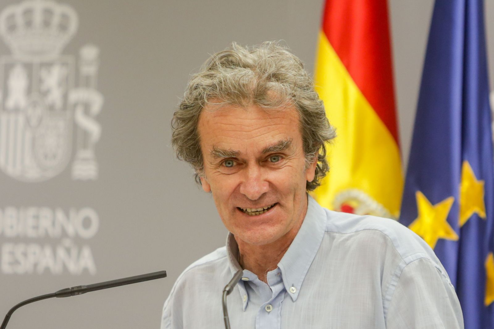 El director del Centro de Coordinación de Alertas y Emergencias Sanitarias (CCAES), Fernando Simón, sonríe y mira a cámara durante una rueda de prensa dos semanas después del fin del estado de al