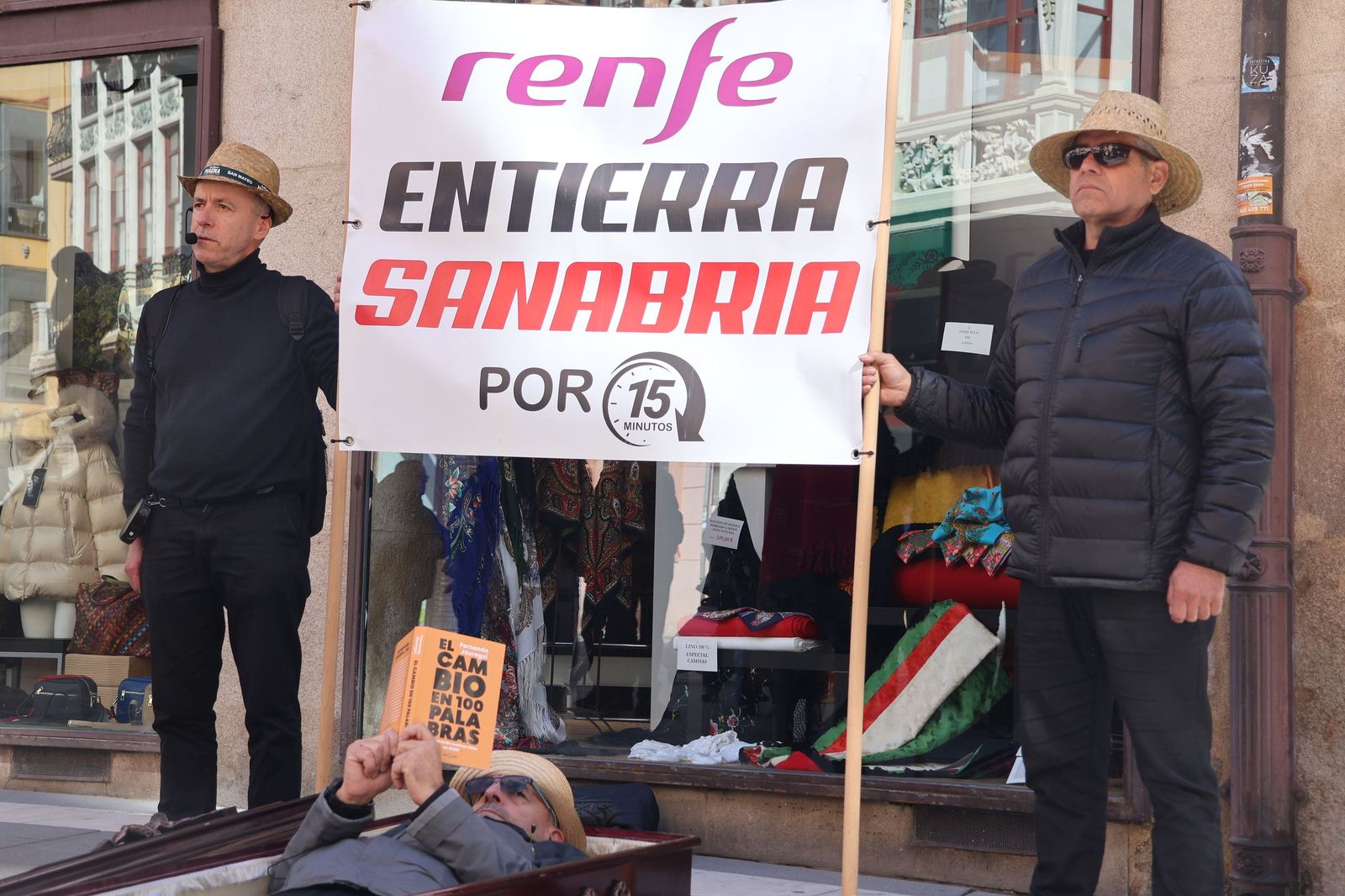 GALERÍA | La simbólica reivindicación 'Renfe entierra Sanabria' llega al centro de Zamora