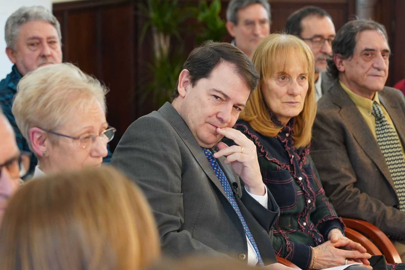 Fernández Mañueco mantiene un encuentro con maestros y profesores honoríficos. ICAL