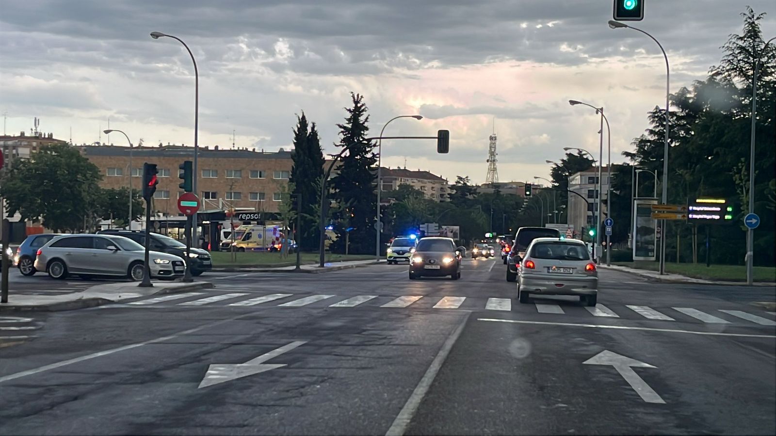 Ambulancia y Policía Local de Salamanca en un accidente en la avenida de los Agustinos Recoletos
