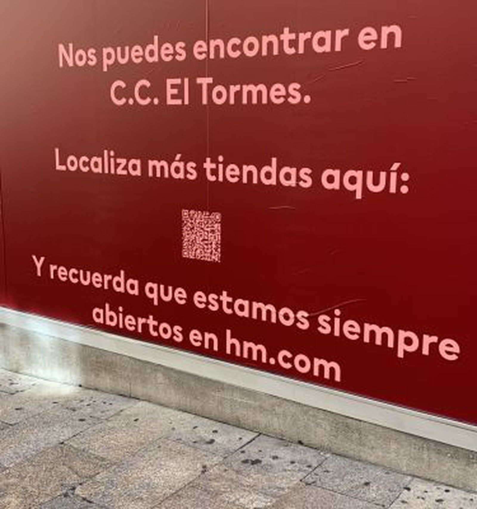 Vinilo que anuncia el cierre de la tienda de 'H&M' de la calle Toro. Foto SALAMANCA24HORAS.