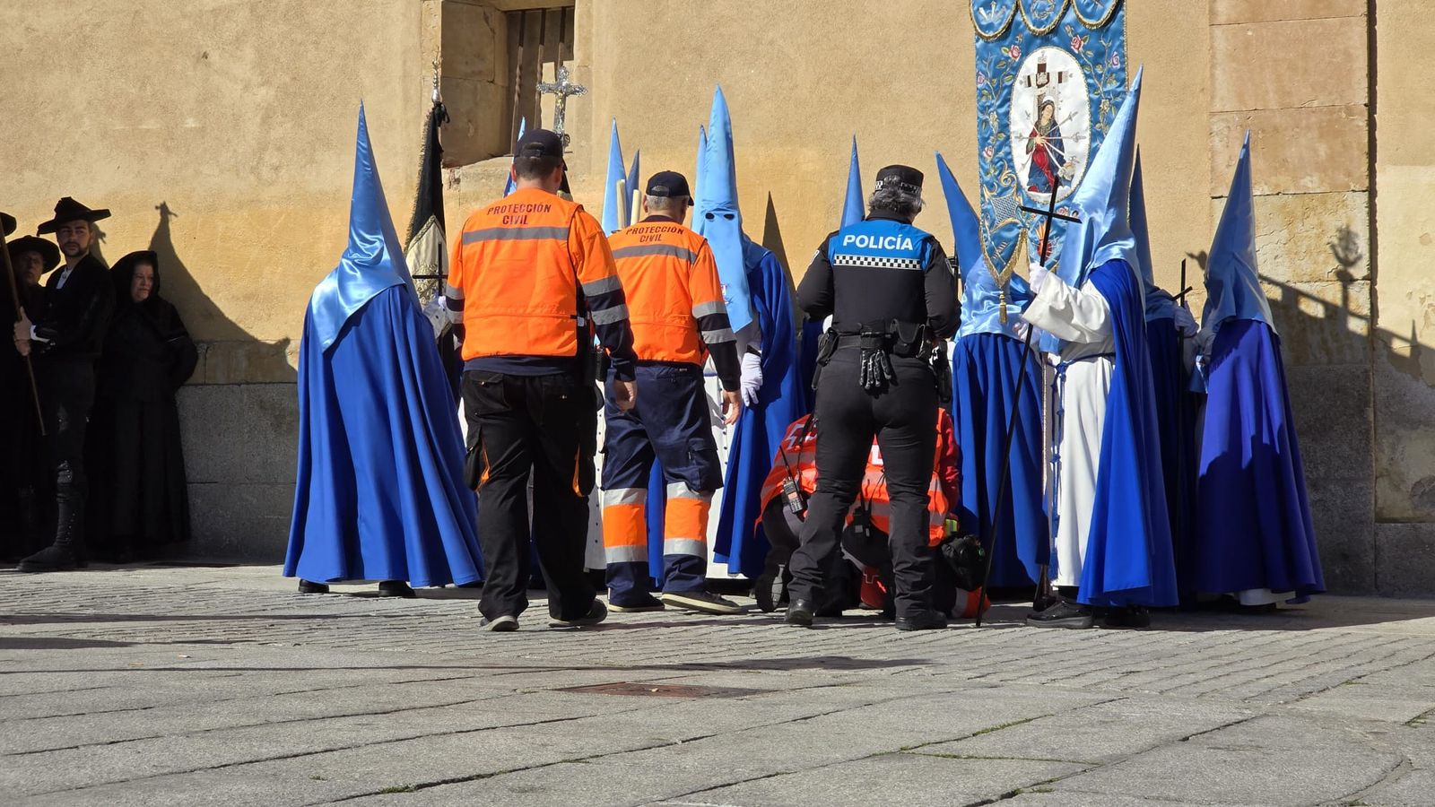 El calor causa el desvanecimiento de una niña capirote en el Santo Entierro