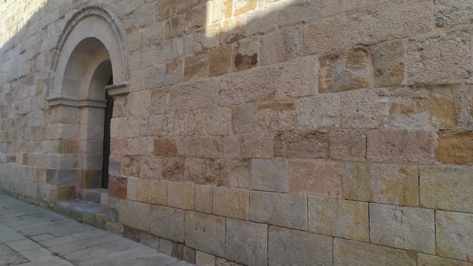 Iglesia Santa María la Nueva con la pintada limpia