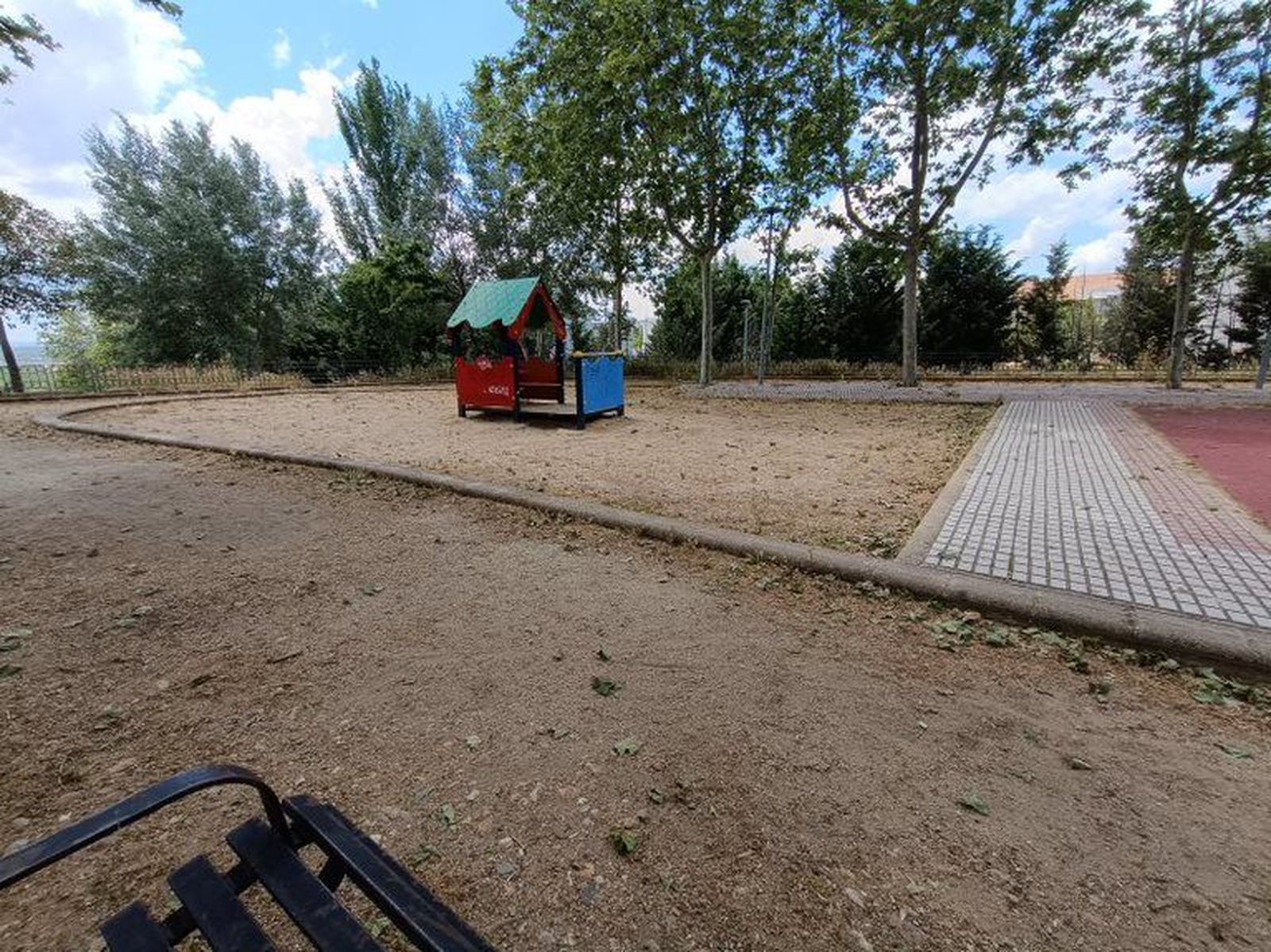 FOTODENUNCIA | Dejadez en parques e instalaciones de niños en CABRERIZOS