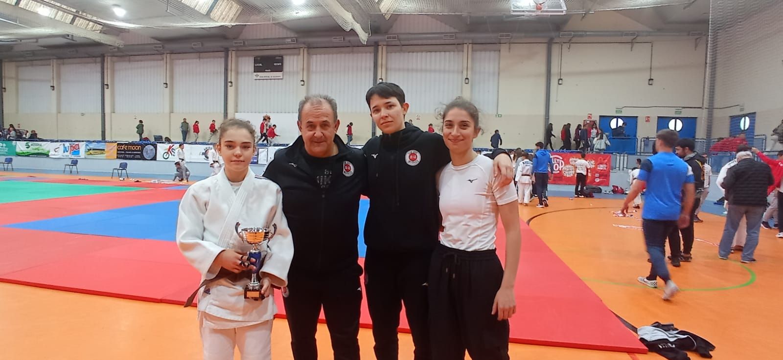 Integrantes del Judo Morales en Villares de la Reina.
