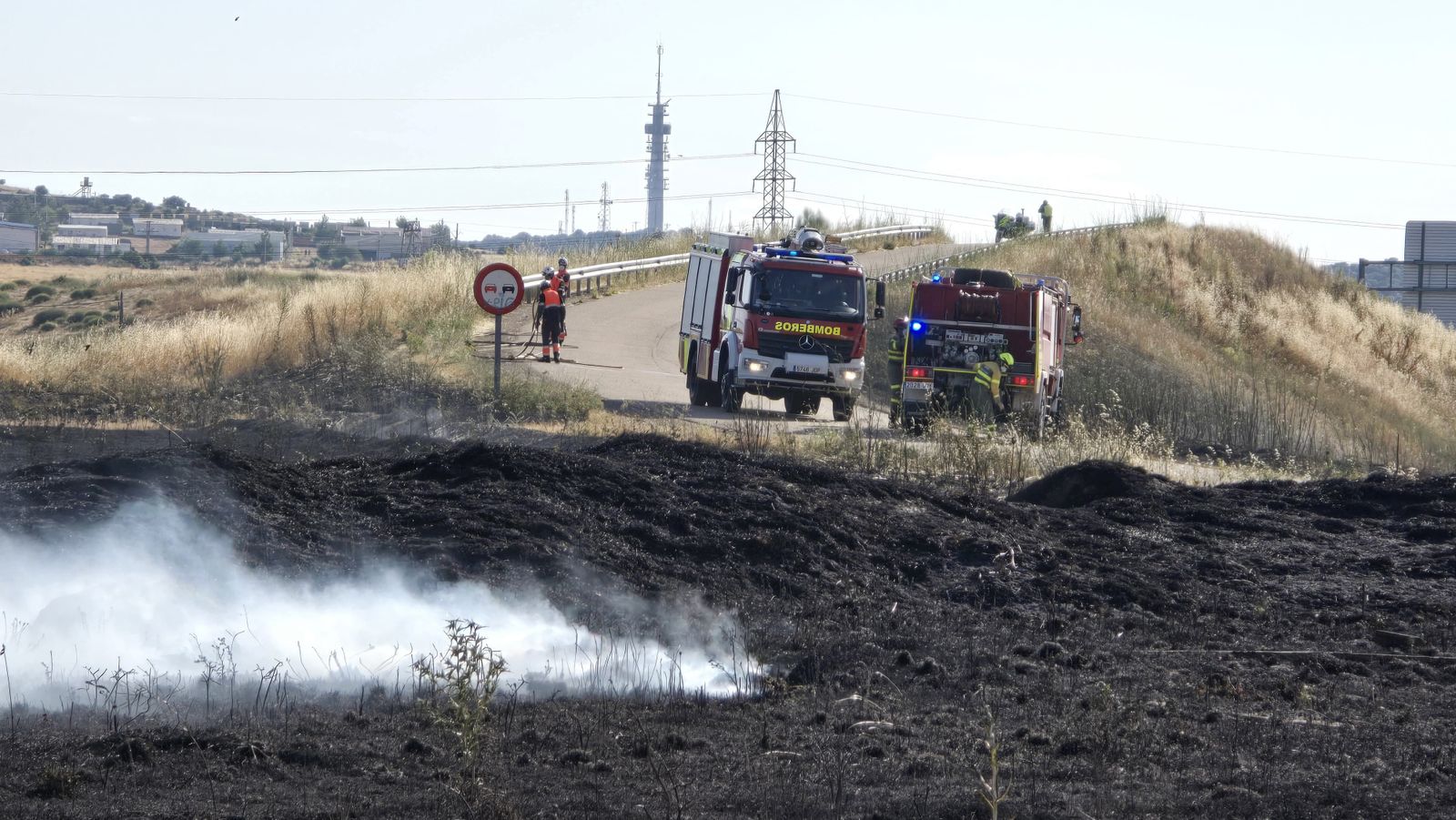 Incendio de pasto en la calle Félix Candela (Aldeatejada)