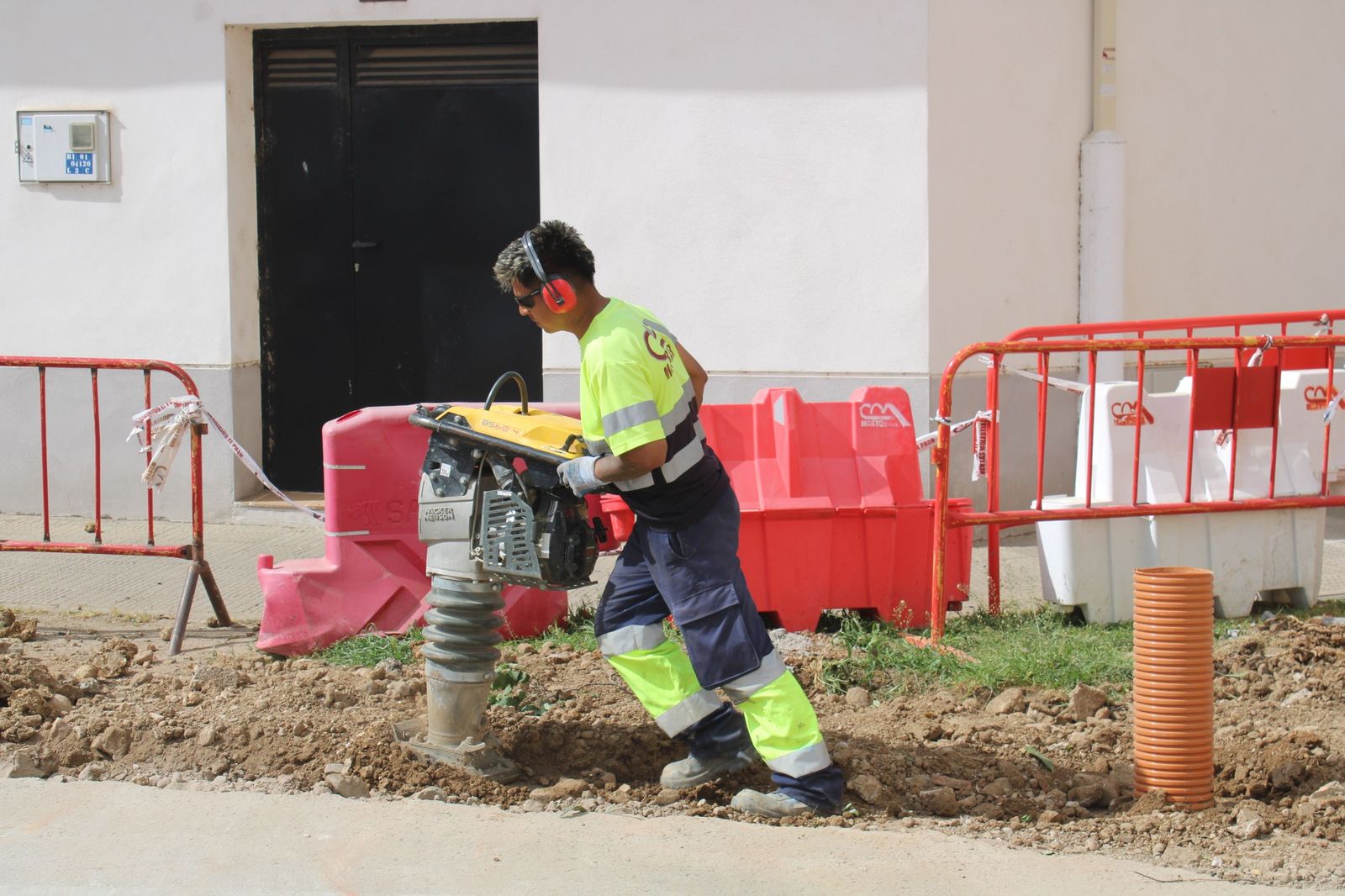 Carbayo visita las obras de la segunda fase de urbanización del barrio de La Vega
