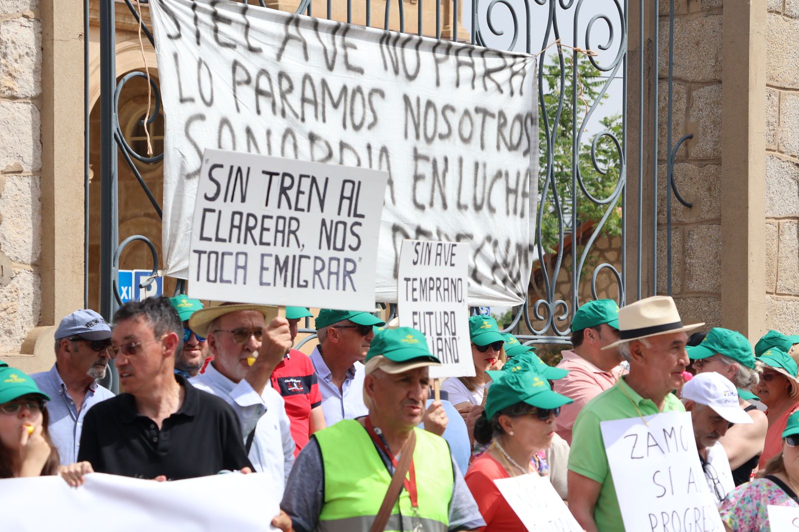 manifestacion-contra-la-perida-de-servicios-de-ave-40