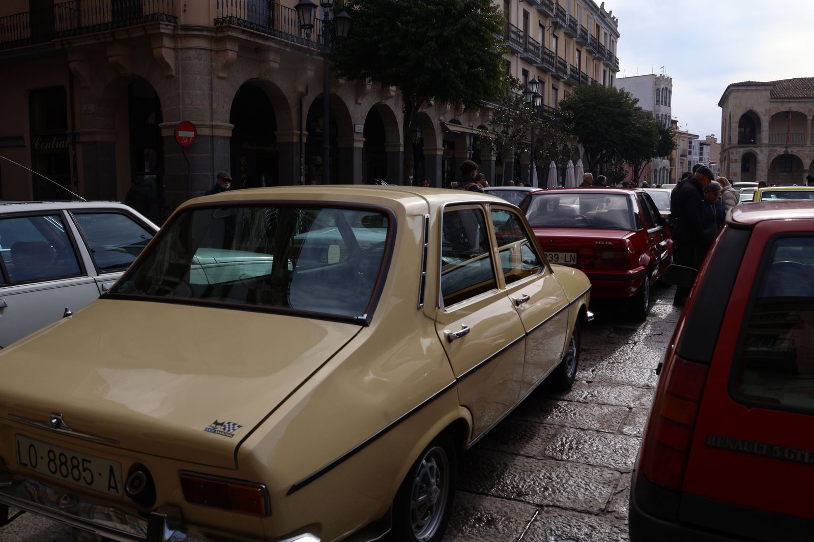 concentracion-de-coches-clasicos-en-la-plaza-mayor-21