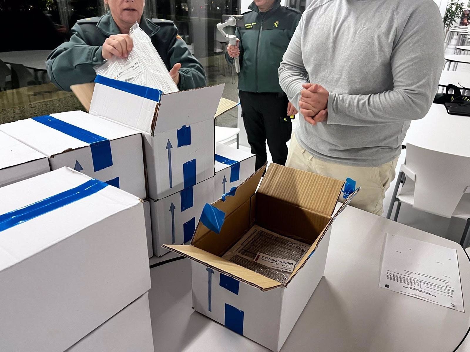 Agentes de la Guardia Civil custodian y comprueban las cajas que contienen las pruebas de oposición para ingresar al Instituto Armado - GUARDIA CIVIL Agentes de la Guardia Civil custodian y comprueban las cajas que contienen las pruebas de oposición para ingresar al Instituto Armado - GUARDIA CIVIL