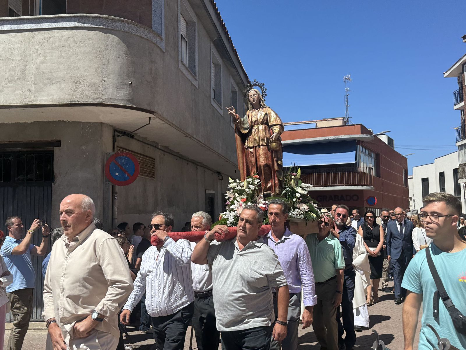 Misa solemne en honor a Santa Marta y a continuación procesión y vino español en el paseo fluvial.