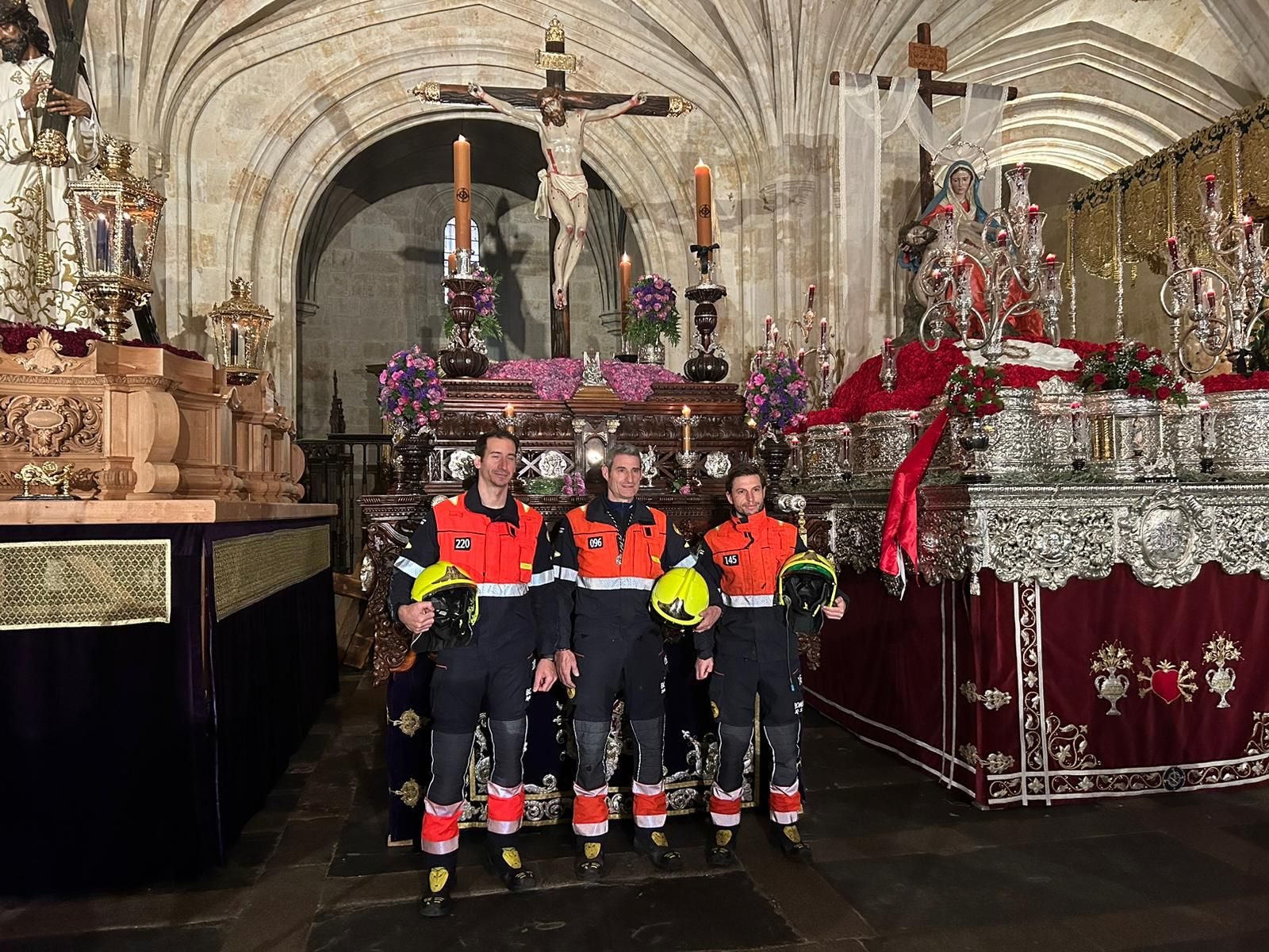procesion-de-la-hermandad-dominicana-en-la-madrugada-del-viernes-santo-13
