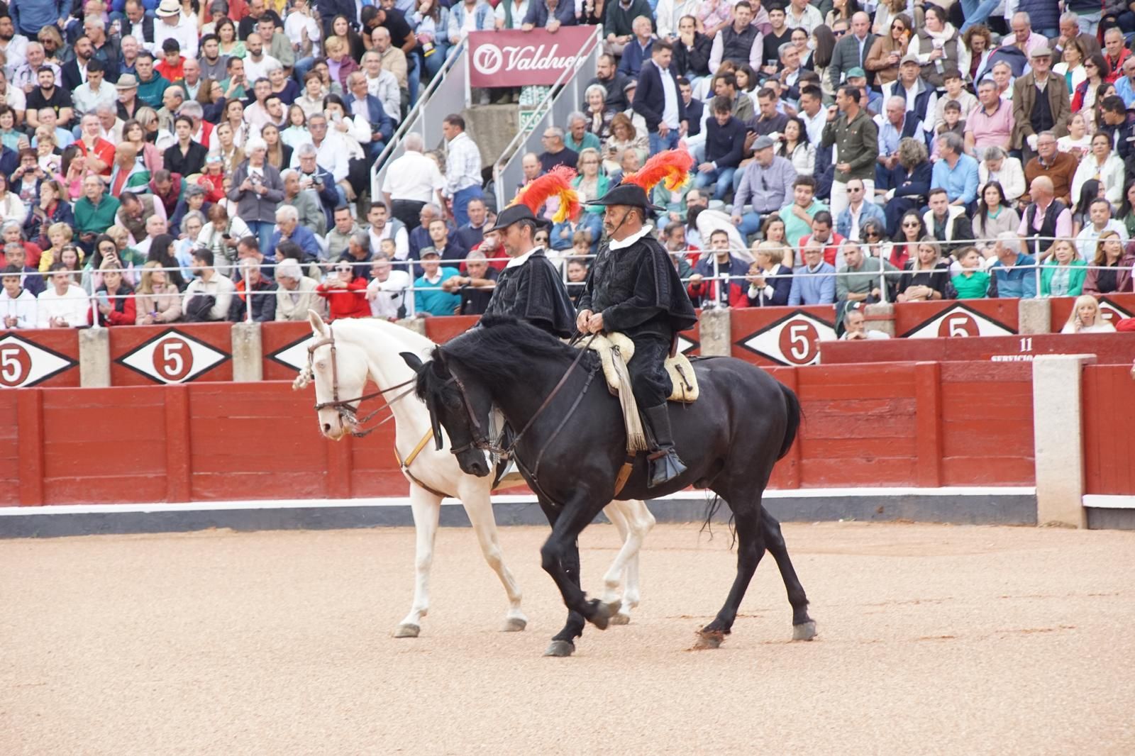 ambiente-en-el-patio-de-cuadrillas-de-la-glorieta-para-ver-a-sergio-galan-diego-ventura-y-guillermo-hermoso-de-mendoza-21-de-septiembre-de-2024-fotos-juanes-31