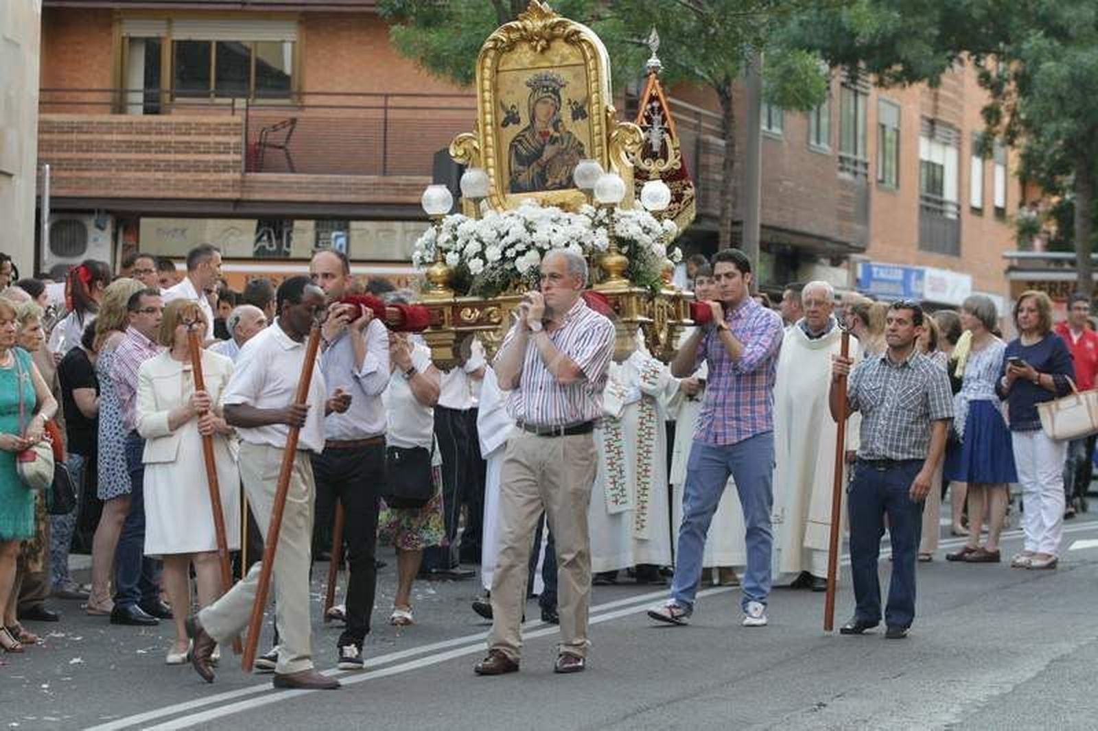 Procesión con Nuestra Señora del Perpetuo Socorro en la parroquia de Santa Teresa