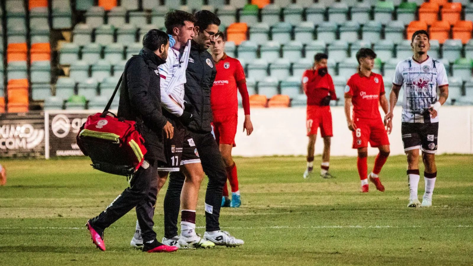 Davo Fernández tras lesionarse ante el Burgos Promesas en el estadio Helmántico