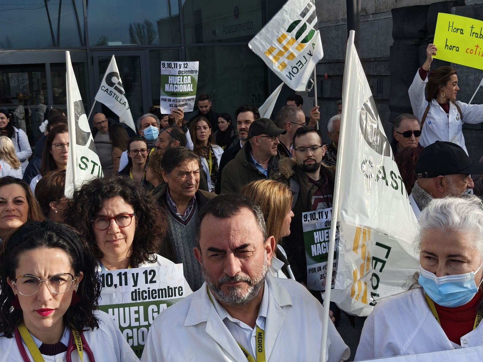 Los médicos se concentran en Salamanca a las puertas del CAUSA por la huelga de facultativos