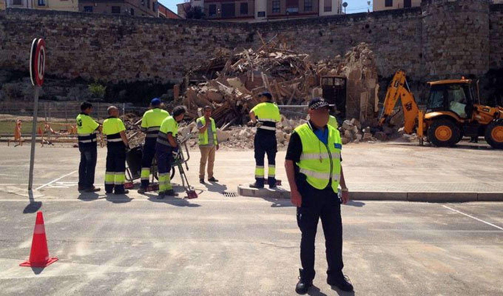 La fachada del número 31 de la avenida la Feria se desploma y genera momentos de tensión