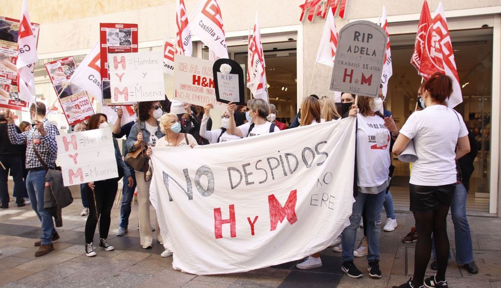 Trabajadores de 'H&M' en Salamanca se manifiestan frente a la tienda de la calle Toro. Foto SALAMANCA24HORAS.