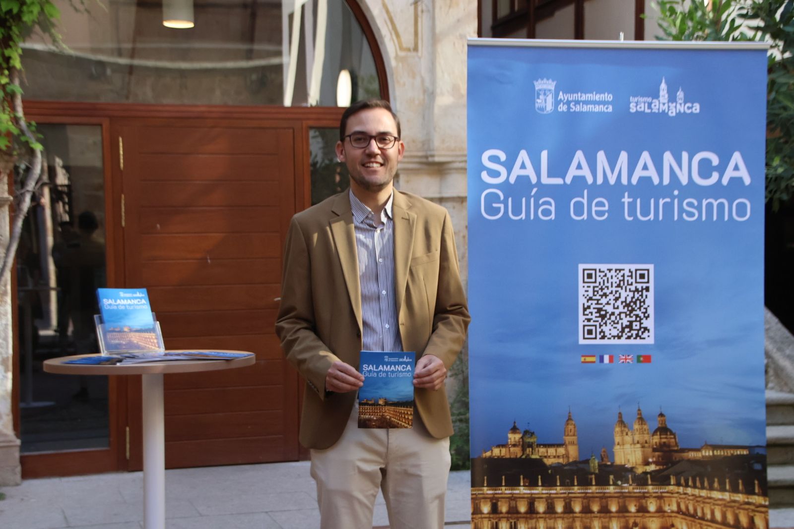 El concejal de Turismo, Ángel Fernández, presenta la nueva guía de recepción de recursos turísticos de la ciudad de Salamanca
