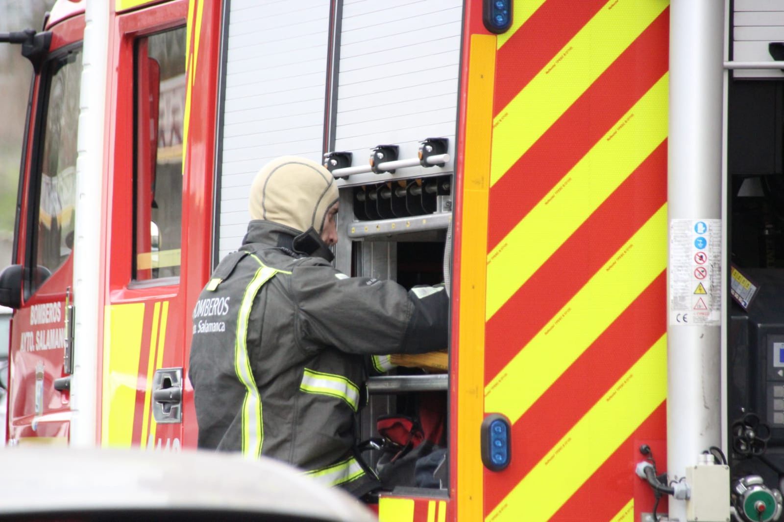 Dotaciones de bomberos del Ayuntamiento de Salamanca durante una intervención en la capital. Foto de archivo