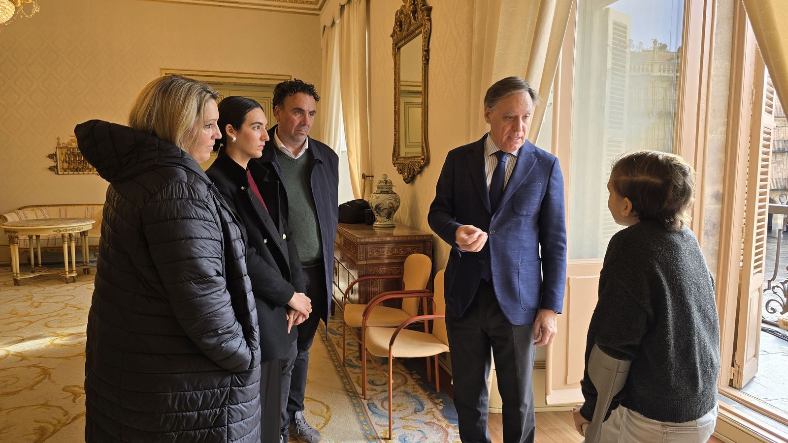 El alcalde de Salamanca, Carlos García Carbayo, recibe a María Caamaño, de La Sonrisa de María