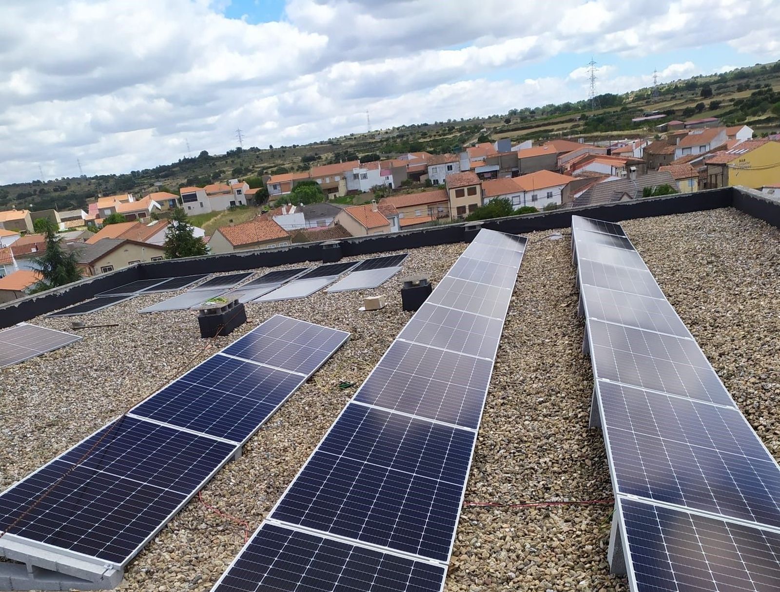 Placas fotovoltaicas en la residencia de Pereña