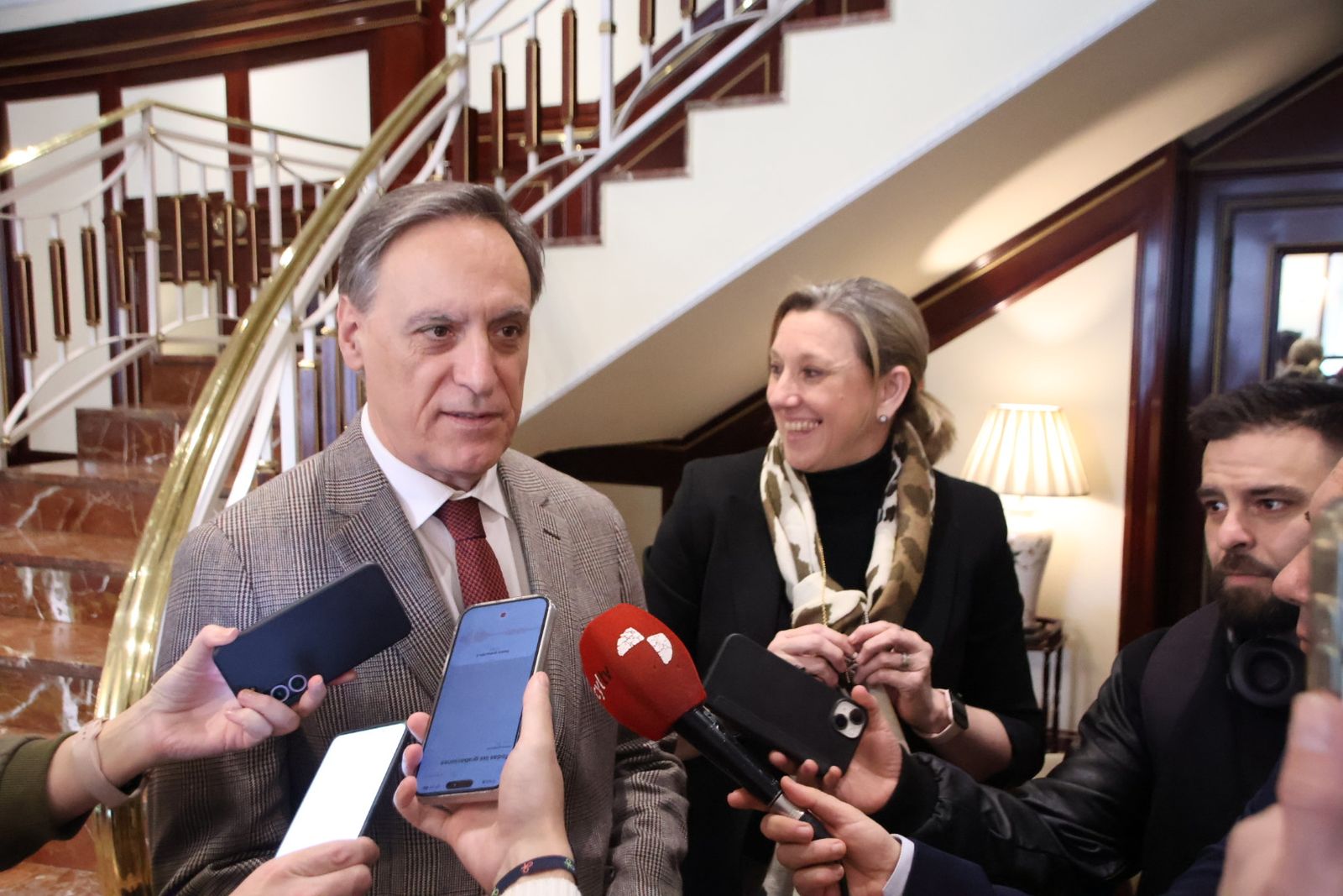 Isabel Blanco y García Carbayo participan en un encuentro con personas mayores de la ciudad