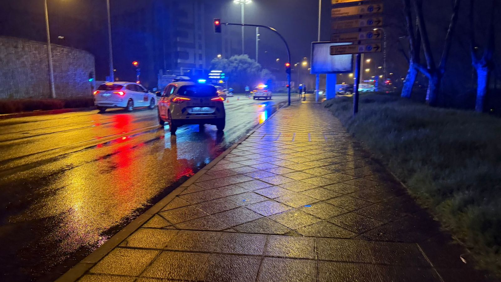 Cortados tres carriles de la Vía Helmántica tras caer la carga de un tráiler