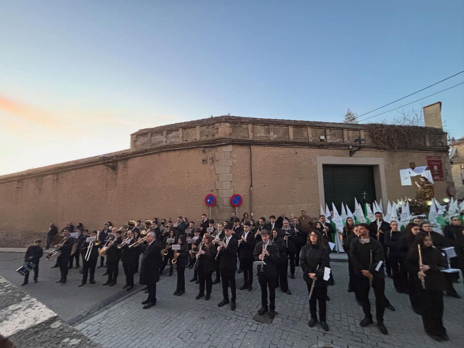 Alba de Tormes vuelve a vivir su Viernes Santo más especial con el Santo Entierro y sus trece pasos