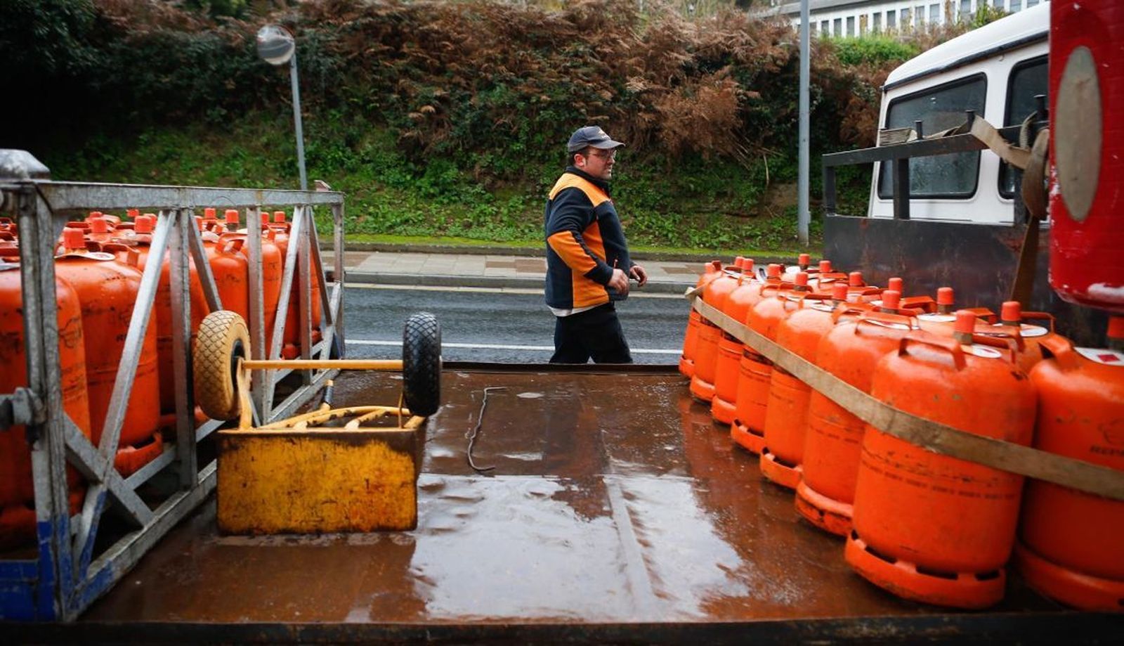 Archivo   Un repartidor de bombonas de butano revisa las bombonas.   Carlos Castro   Europa Press   Archivo