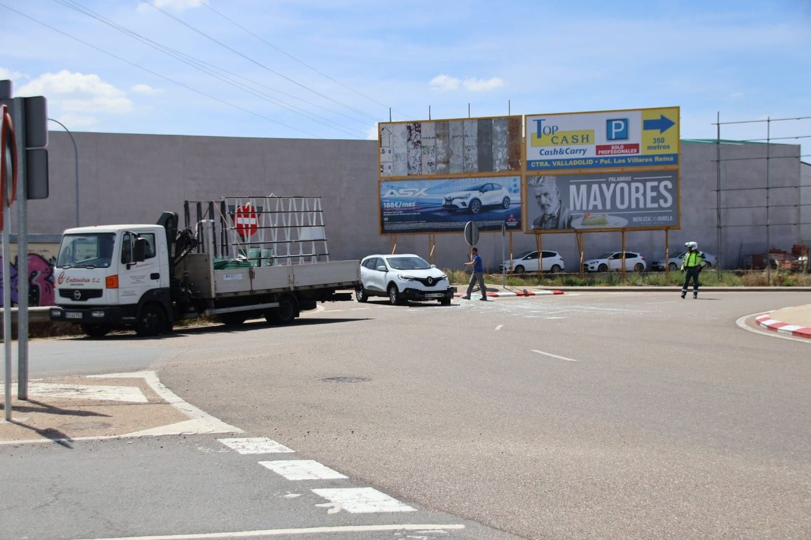 un-camion-pierde-la-carga-de-cristales-en-el-poligono-de-los-villares-fotos-andrea-m-5