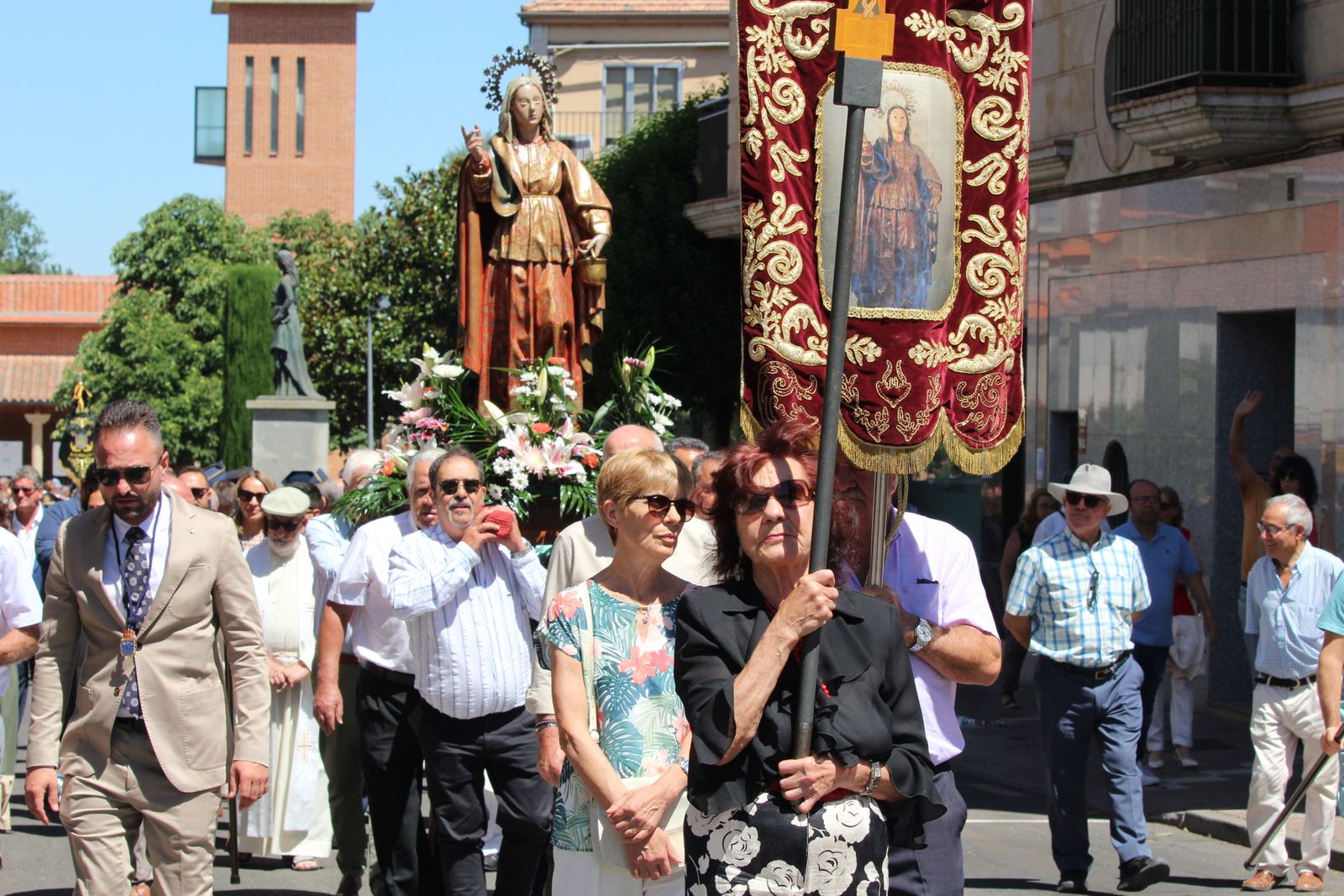 Misa solemne en honor a Santa Marta y a continuación procesión y vino español en el paseo fluvial.